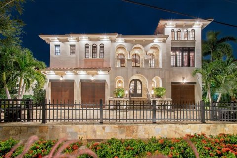 House in Tampa, Florida 5 bedrooms, 727.24 sq.m. № 2396643