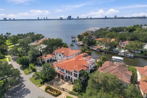 House in Tampa, Florida 5 bedrooms, 727.24 sq.m. № 2396643 - photo 13
