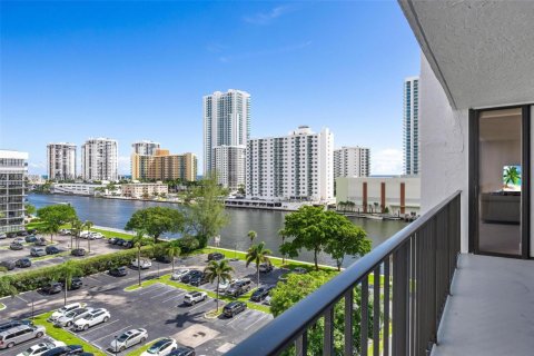 Copropriété à vendre à Hallandale Beach, Floride: 2 chambres, 135.17 m2 № 1978537 - photo 9