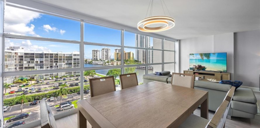 Condo à Hallandale Beach, Floride, 2 chambres № 1978537