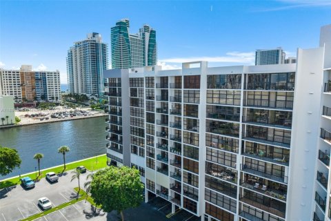 Copropriété à vendre à Hallandale Beach, Floride: 2 chambres, 135.17 m2 № 1978537 - photo 26