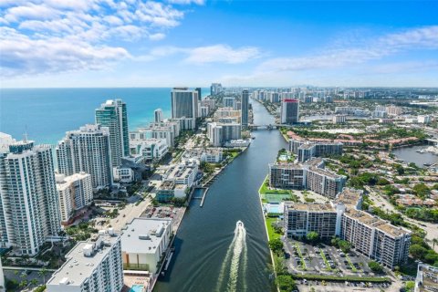 Copropriété à vendre à Hallandale Beach, Floride: 2 chambres, 135.17 m2 № 1978537 - photo 19