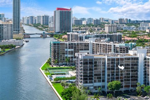 Copropriété à vendre à Hallandale Beach, Floride: 2 chambres, 135.17 m2 № 1978537 - photo 21