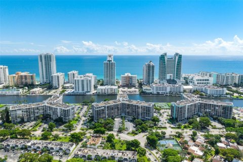 Copropriété à vendre à Hallandale Beach, Floride: 2 chambres, 135.17 m2 № 1978537 - photo 24