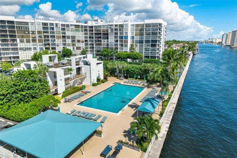 Copropriété à vendre à Hallandale Beach, Floride: 2 chambres, 135.17 m2 № 1978537 - photo 22
