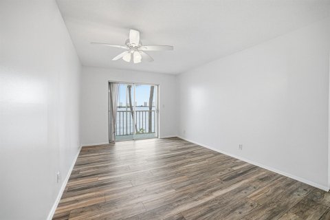 Condo in North Palm Beach, Florida, 2 bedrooms  № 2184700 - photo 20