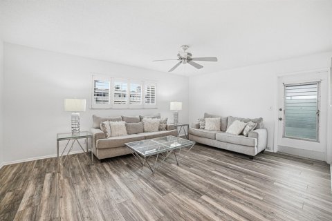 Condo in North Palm Beach, Florida, 2 bedrooms  № 2184700 - photo 11