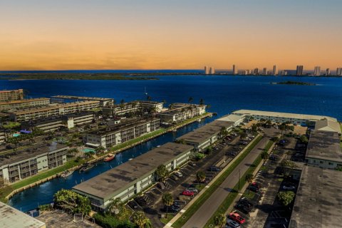 Condo in North Palm Beach, Florida, 2 bedrooms  № 2184700 - photo 2