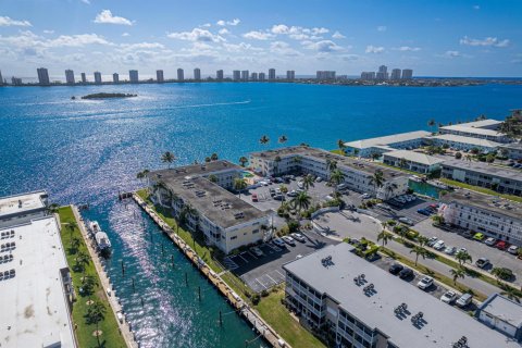 Condo in North Palm Beach, Florida, 2 bedrooms  № 2184700 - photo 3