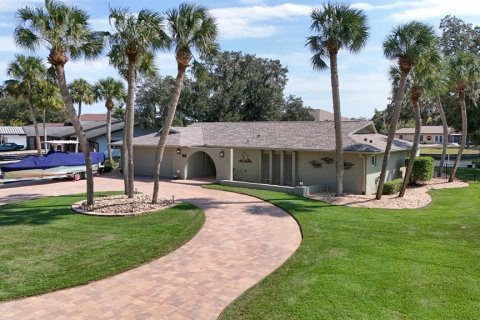 House in Crystal River, Florida 3 bedrooms, 227.98 sq.m. № 1421936 - photo 1