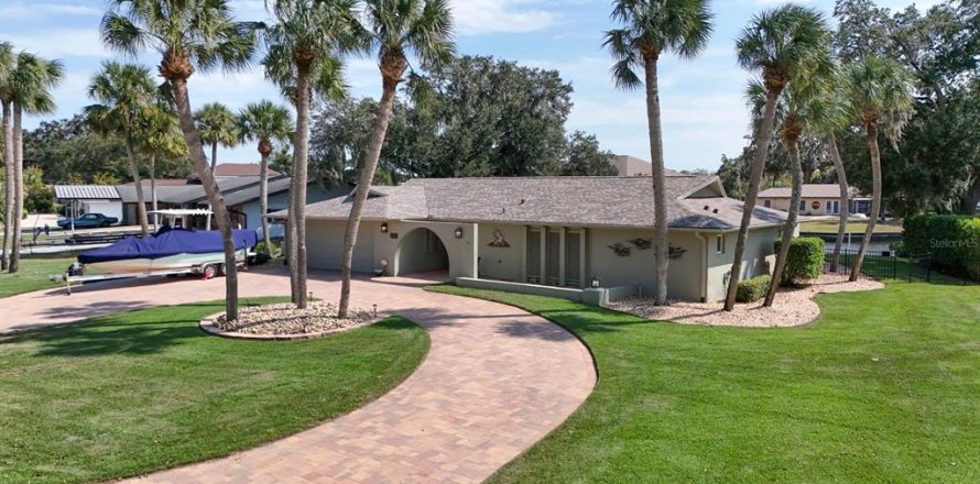 House in Crystal River, Florida 3 bedrooms, 227.98 sq.m. № 1421936