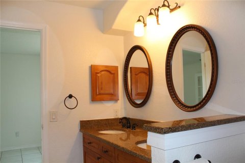 House in Tampa, Florida 4 bedrooms, 192.77 sq.m. № 1903217 - photo 11