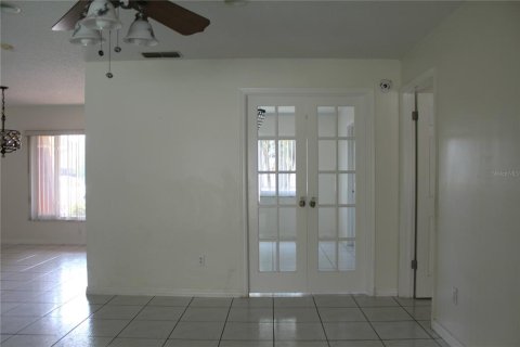 House in Tampa, Florida 4 bedrooms, 192.77 sq.m. № 1903217 - photo 12