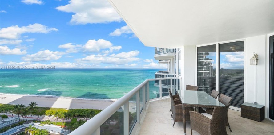 Condominio en Miami Beach, Florida, 2 dormitorios  № 1951189