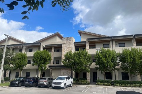 Снять в аренду кондоминиум в Дорал, Флорида 2 спальни, 105.35м2, № 1990660 - фото 1