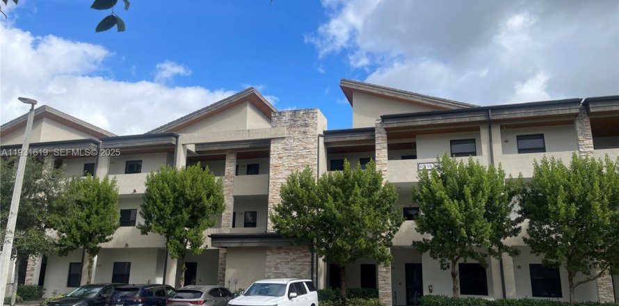 Кондоминиум с 2 спальнями в Дорал, Флорида № 1990660