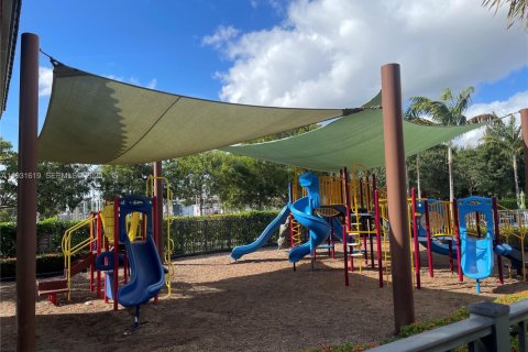 Снять в аренду кондоминиум в Дорал, Флорида 2 спальни, 105.35м2, № 1990660 - фото 30