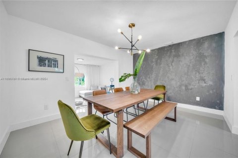 Villa ou maison à vendre à North Miami, Floride: 4 chambres, 187.48 m2 № 2081586 - photo 11