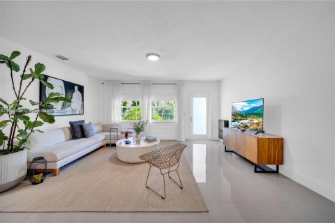 Villa ou maison à vendre à North Miami, Floride: 4 chambres, 187.48 m2 № 2081586 - photo 6