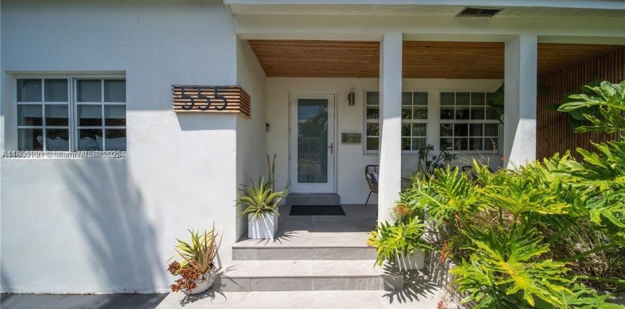 Villa ou maison à North Miami, Floride 4 chambres, 187.48 m2 № 2081586