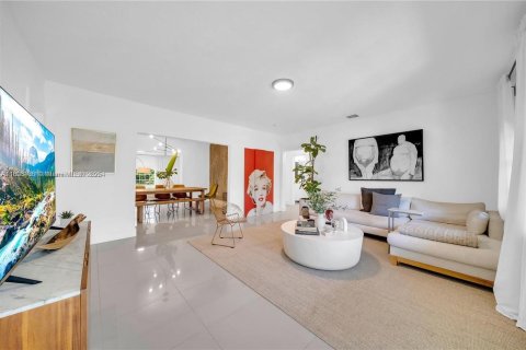 Villa ou maison à vendre à North Miami, Floride: 4 chambres, 187.48 m2 № 2081586 - photo 5