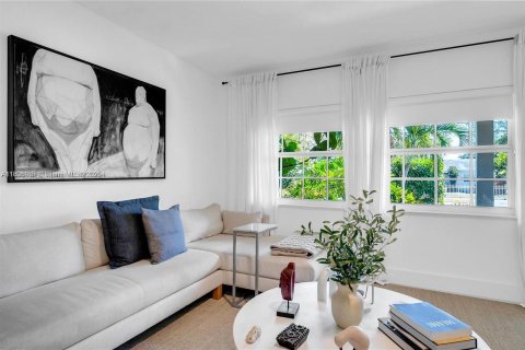 Villa ou maison à vendre à North Miami, Floride: 4 chambres, 187.48 m2 № 2081586 - photo 9