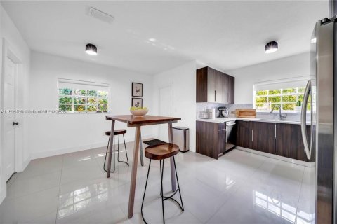 Villa ou maison à vendre à North Miami, Floride: 4 chambres, 187.48 m2 № 2081586 - photo 15