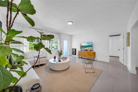 Villa ou maison à vendre à North Miami, Floride: 4 chambres, 187.48 m2 № 2081586 - photo 7