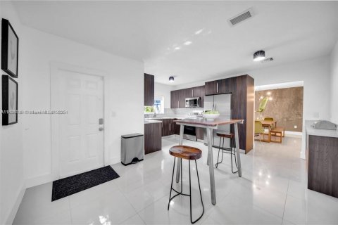 Villa ou maison à vendre à North Miami, Floride: 4 chambres, 187.48 m2 № 2081586 - photo 14