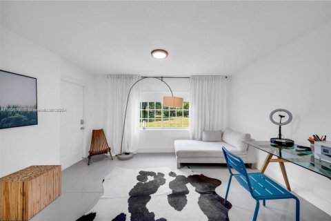 Villa ou maison à vendre à North Miami, Floride: 4 chambres, 187.48 m2 № 2081586 - photo 23