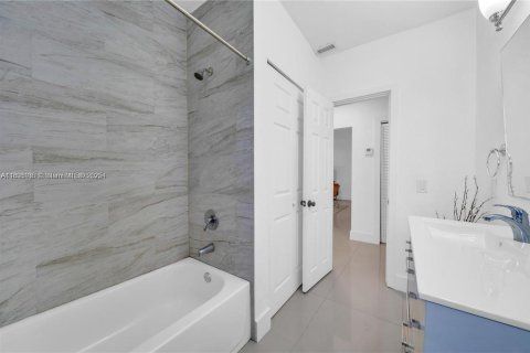 Villa ou maison à vendre à North Miami, Floride: 4 chambres, 187.48 m2 № 2081586 - photo 30