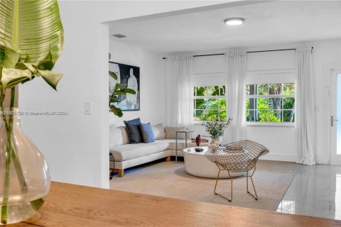 Villa ou maison à vendre à North Miami, Floride: 4 chambres, 187.48 m2 № 2081586 - photo 8