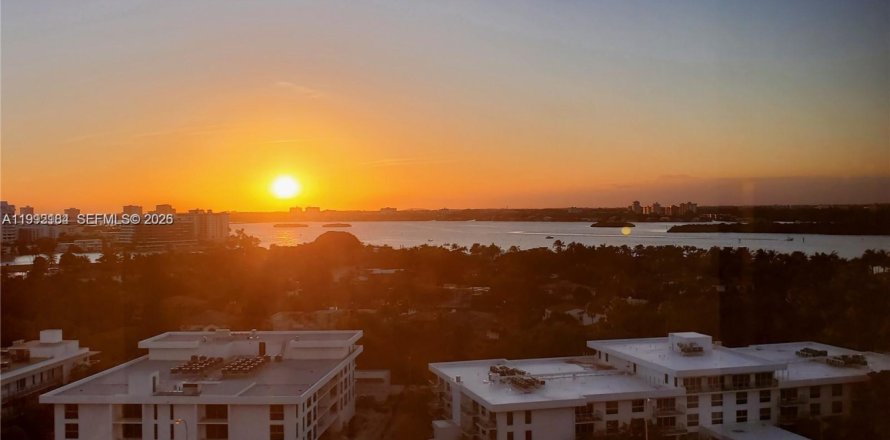 Condominio en Bal Harbour, Florida, 2 dormitorios  № 2056642