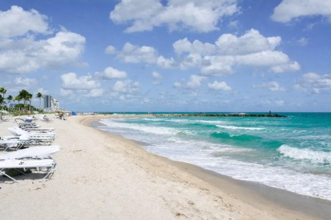 Condominio en alquiler en Bal Harbour, Florida, 2 dormitorios, 98.1 m2 № 2056642 - foto 21