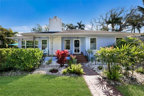 House in Bradenton, Florida 4 bedrooms, 188.22 sq.m. № 2150384 - photo 3