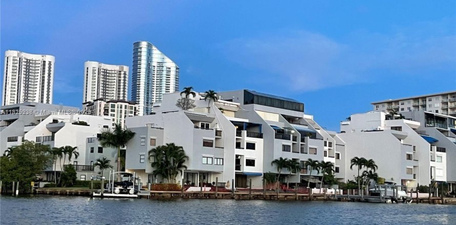 Condo à Sunny Isles Beach, Floride, 3 chambres № 1794239