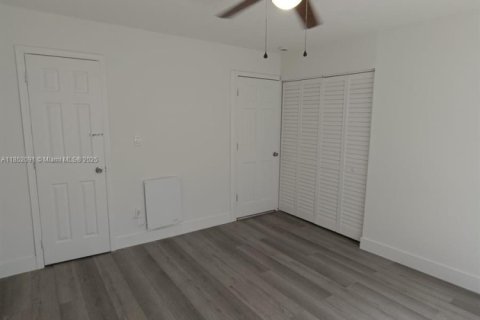 Casa en alquiler en Miami, Florida, 1 dormitorio, 147.06 m2 № 1858737 - foto 2