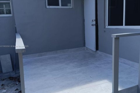 Casa en alquiler en Miami, Florida, 1 dormitorio, 147.06 m2 № 1858737 - foto 3