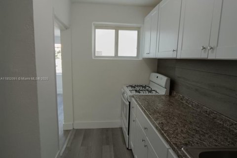 Casa en alquiler en Miami, Florida, 1 dormitorio, 147.06 m2 № 1858737 - foto 10