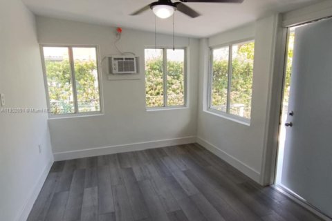 Casa en alquiler en Miami, Florida, 1 dormitorio, 147.06 m2 № 1858737 - foto 4