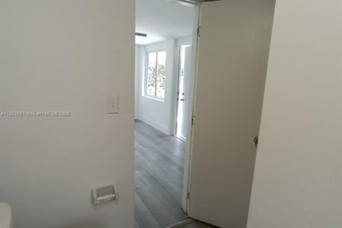 Casa en alquiler en Miami, Florida, 1 dormitorio, 147.06 m2 № 1858737 - foto 5