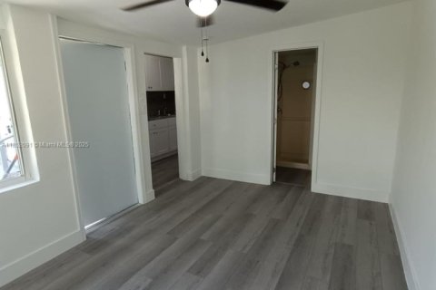 Casa en alquiler en Miami, Florida, 1 dormitorio, 147.06 m2 № 1858737 - foto 8