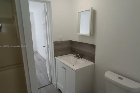 Casa en alquiler en Miami, Florida, 1 dormitorio, 147.06 m2 № 1858737 - foto 6
