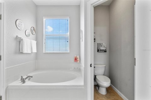 House in Kissimmee, Florida 6 bedrooms, 216.74 sq.m. № 1915948 - photo 26