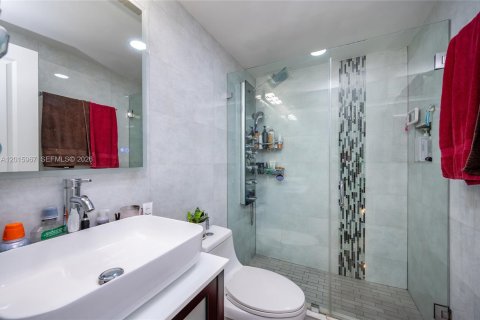 Touwnhouse à vendre à Miami, Floride: 2 chambres, 91.04 m2 № 2153797 - photo 18