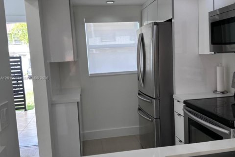 Touwnhouse à vendre à Miami, Floride: 2 chambres, 91.04 m2 № 2153797 - photo 12