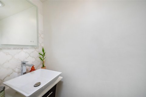 Touwnhouse à vendre à Miami, Floride: 2 chambres, 91.04 m2 № 2153797 - photo 9