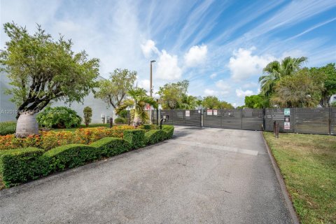 Touwnhouse à vendre à Miami, Floride: 2 chambres, 91.04 m2 № 2153797 - photo 2