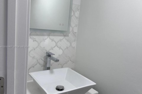 Touwnhouse à vendre à Miami, Floride: 2 chambres, 91.04 m2 № 2153797 - photo 21