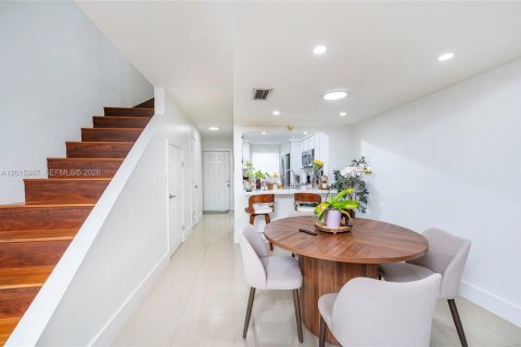 Touwnhouse à vendre à Miami, Floride: 2 chambres, 91.04 m2 № 2153797 - photo 11